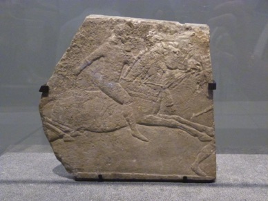 fragment de bas relief : 
cavalier au galop