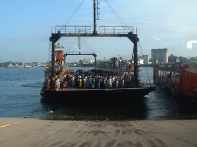 Bac reliant Mombasa au continent