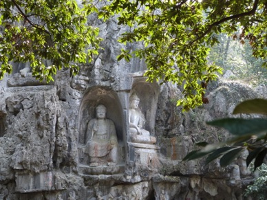 entouré de nombreuses grottes et sculptures religieuses directement dans la roche