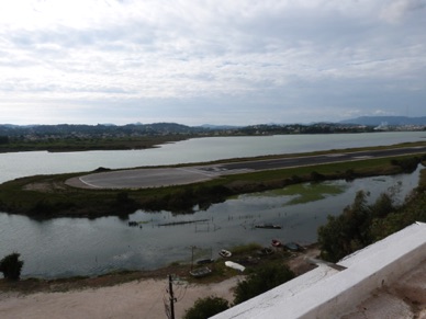 KERKIRA, la capitale : la piste de l'aéroport qui est juste au dessus de l'eau !