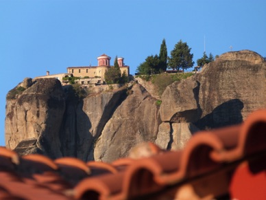 j'aperçois même un monastère !!