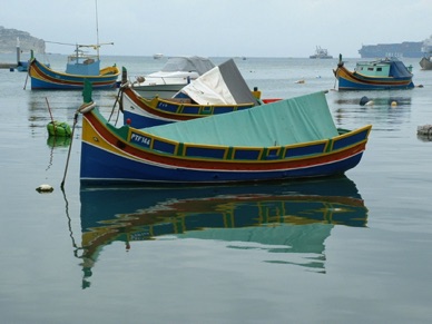 les lazzi, ces bateaux de pêche aux couleurs vives