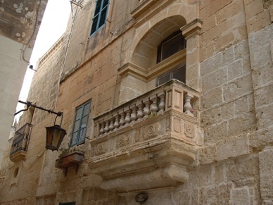 un joli balcon en pierre travaillée