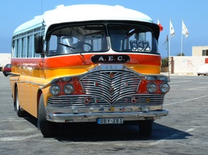 les cars locaux sont tr&egrave;s color&eacute;s et folkloriques !!