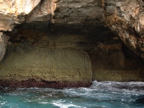 cette grotte  maritime est longue de 43 m avec une profondeur allant jusqu'&agrave; 40 m.