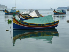 les lazzi, ces bateaux de p&ecirc;che aux couleurs vives