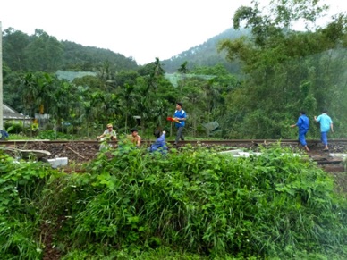 VIETNAM
Employés réparant les voies ferrées
