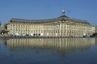 dans lequel se reflètent les magnifiques bâtiments de la Place de la Bourse