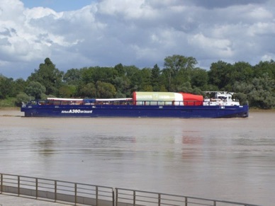 transport d'une partie de l'A380 sur la Garonne