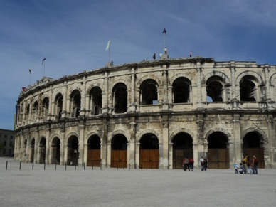 les Arènes avec 2 niveaux de 60 arcades chacun pour une hauteur de 21 m