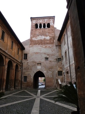 Basilique del Santi Quatro Coronati : église du XIIIème siècle qui faisait partie d'un ensemble fortifié
