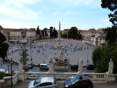 Place del Popolo avec son obélisque haut de 24 m vus depuis la Piazza Napoleone