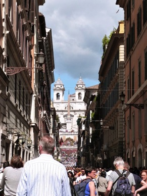 au fond la Place d'Espagne et l'escalier qui monte vers l'église de la Trinité des Monts