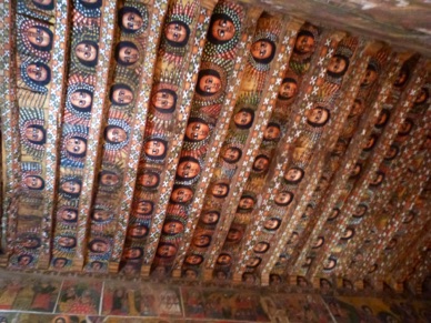 dont le plafond en bois est peint de 80 visages de chérubins