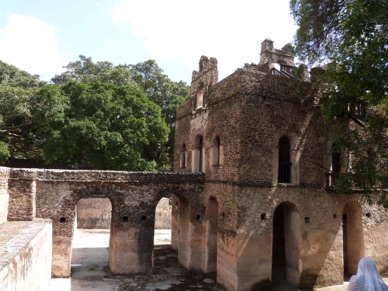 un vaste bassin entoure le bâtiment