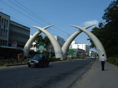 MOMBASA  : monument érigé pour la venue de la reine d'Angleterre