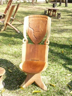 beaux fauteuils en bois dans le parc de notre hôtel