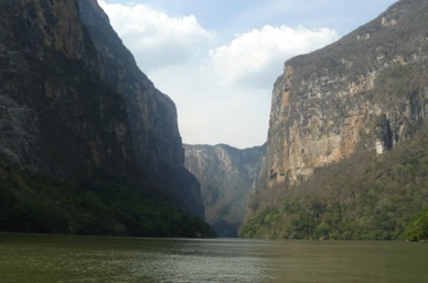 Pendant près de 25 kms des à-pics de 1000 m enserrent le rio Chiapa