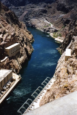 Hoover Dam : barrage de 220m de haut