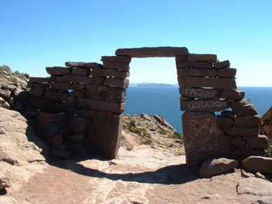 de nombreuses portes. 
Au loin on peut apercevoir les montagnes enneigées de Bolivie