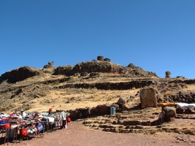 Village de SILLUSTANI avec sa nécropole de 45 tours perchée à 4000 m d'altitude