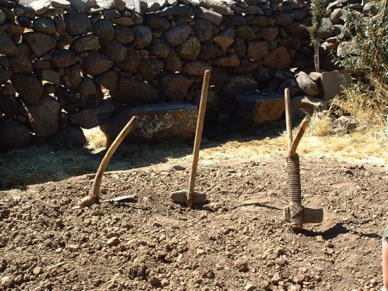 outils très rustiques pour el travail de la terre