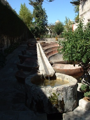 le lavoir aussi utilisé en baignoires par les religieuses