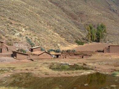 construction en adobe (mélange d'argile et de paille)