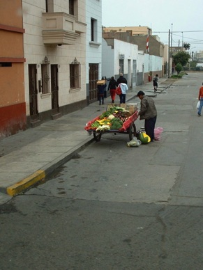 Marchand ambulant de fruits et légumes à LIMA