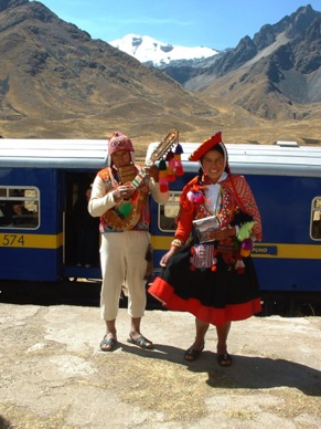 Arrêt à RAYA, point ferroviaire situé à la limite de l'Altiplano et de la zone andine à 4319m d'altitude