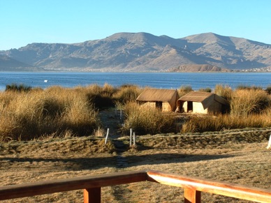 Lac TITICACA qui est le lac navigable le plus haut du monde puisqu'il est  situé à plus de 3000 m d'altitude !