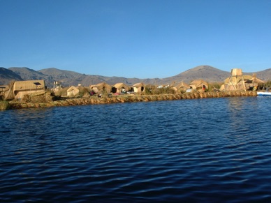 c'est parti pour une promenade en bateau au milieu des îles flottantes des Uros