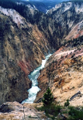 le grand canyon s'étend sur 38 kms entre les Chutes Supérieurs et Lamas River