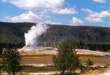 Castle Geyser qui atteint jusqu'à 27 m de haut ; son éruption dure 20 minutes