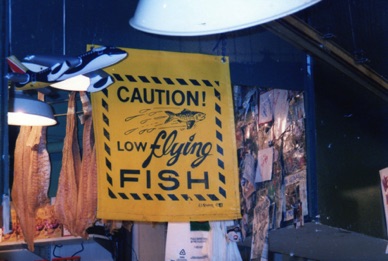 les marché très réputé et très animé puisque les poissons y volent entre les vendeurs !!