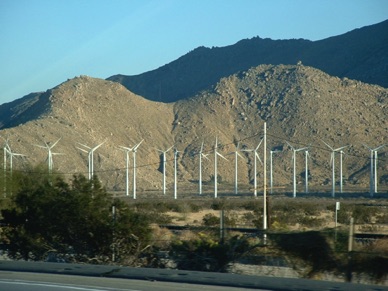 Arrivée à PALM SPRINGS et ses champs d'éoliennes mais qui est aussi une oasis de piscines et de terrains de golf !