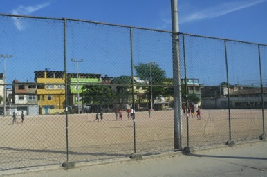 les enfants jouent au "futebol"