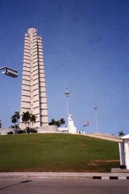 Dominant l'extrémité sud de la place, le monument à José Marti se dresse sur 142 m. Au pied une statue de 18 m du héros cubain assis