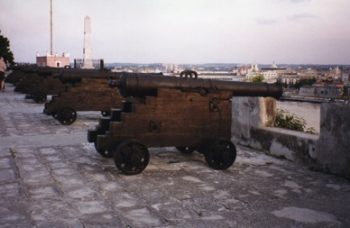 la forteresse de San Carlos de la Cabana, la plus longue d'Amérique latine (700 m)