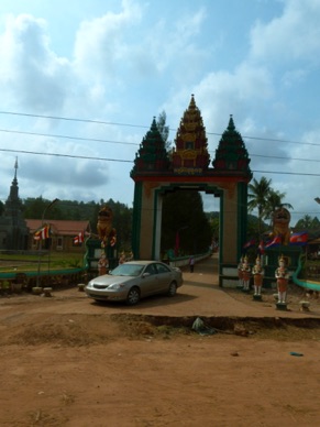 de nombreuses portes annonçant l'entrée d'un village