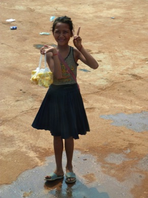 j'ai acheté un ananas à cette jeune fille sur le marché