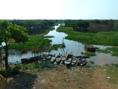 Arrivée dans un village Khmer que  nous allons visiter