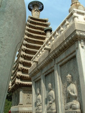 un stupa en marbre blanc