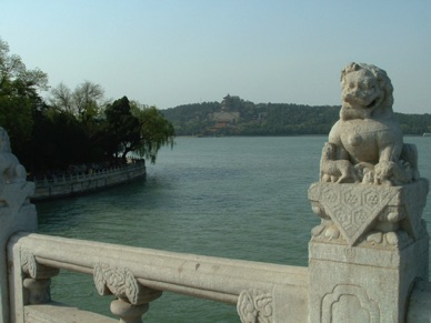 des lions de pierre montent la garde sur ses balustrades