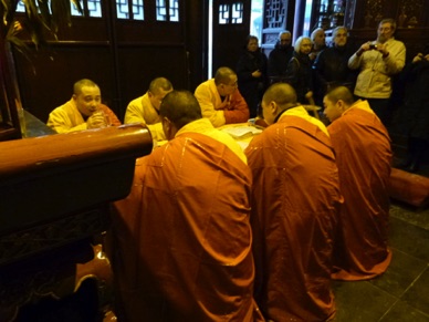 où des moines prient et chantent