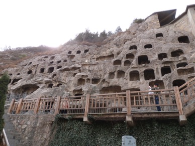 creusées et sculptées à même la falaise