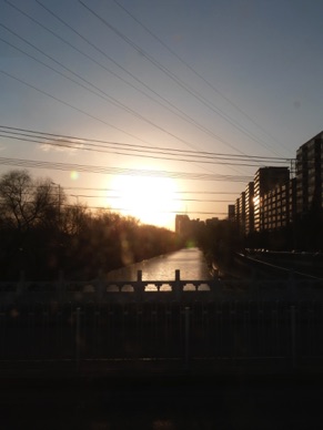 coucher de soleil sur un canal