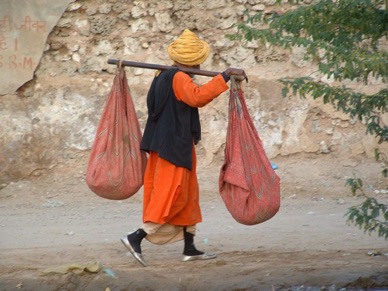 Homme revenant du marché