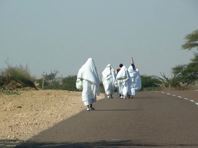 Sur les routes nous croiserons des groupes de pèlerins