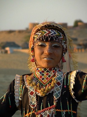 où des jeunes filles en costume traditionnel dansent,